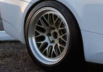 Velg gemonteerd op een auto