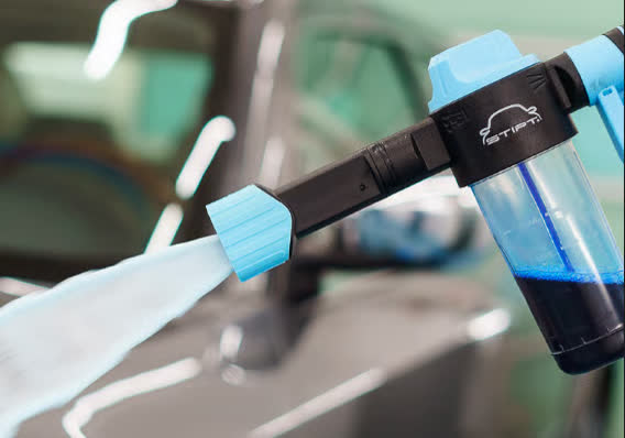 STIPT foam cannon die schuim op een auto spuit